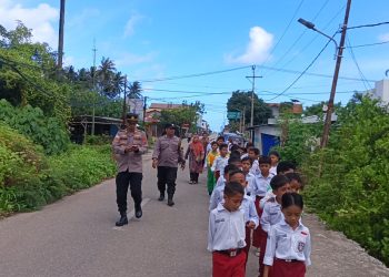 POLSEK SABU BARAT GELAR JALAN PAGI BERSAMA MURID SD MADRASAH IBTIDAIYAH SEBA 