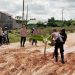 Warga Desa Menia Heboh dengan Pohon Pisang Ditanam di Tengah Jalan Raya