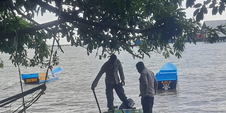 Misterius! Boat Spon Eva Terbalik Mengapung di Atapupu, Polisi Amankan