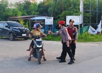 SATRESKRIM POLRES SABU RAIJUA BERSAMA TIM BAGIKAN TAKJIL GRATIS DI KELURAHAN MABBA   