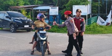 SATRESKRIM POLRES SABU RAIJUA BERSAMA TIM BAGIKAN TAKJIL GRATIS DI KELURAHAN MABBA   
