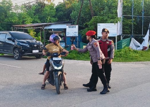 SATRESKRIM POLRES SABU RAIJUA BERSAMA TIM BAGIKAN TAKJIL GRATIS DI KELURAHAN MABBA   