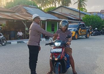 Ramadan Penuh Berkah, Sat Samapta Polres Sabu Raijua Berbagi Takjil di Perempatan Seba   