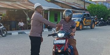Ramadan Penuh Berkah, Sat Samapta Polres Sabu Raijua Berbagi Takjil di Perempatan Seba   