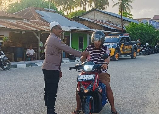 Ramadan Penuh Berkah, Sat Samapta Polres Sabu Raijua Berbagi Takjil di Perempatan Seba