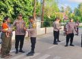 Polsek Sabu Barat Bagikan Takjil, Sentuhan Kepedulian yang Hentikan Langkah Perjalanan di Bulan Suci