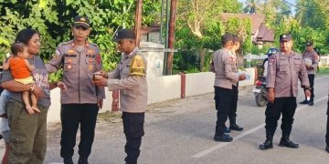 Polsek Sabu Barat Bagikan Takjil, Sentuhan Kepedulian yang Hentikan Langkah Perjalanan di Bulan Suci