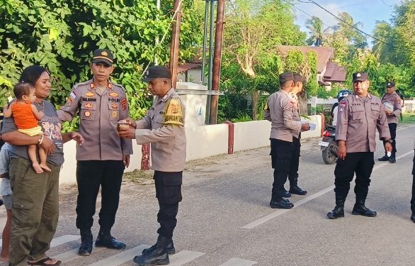 Polsek Sabu Barat Bagikan Takjil, Sentuhan Kepedulian yang Hentikan Langkah Perjalanan di Bulan Suci