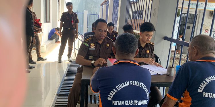 Penyidik Kejari Sabu Raijua Tahap II Kasus tipikor Tata Niaga Garam Curah