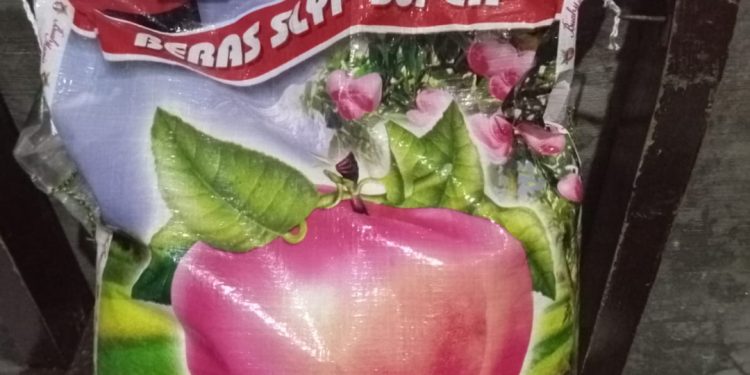 Kemasan Mewah tapi Isinya Mengecewakan, Tokoh Masyarakat Sabu Raijua Bandingkan Beras ‘Buah Manis’ dan Beras Bulog