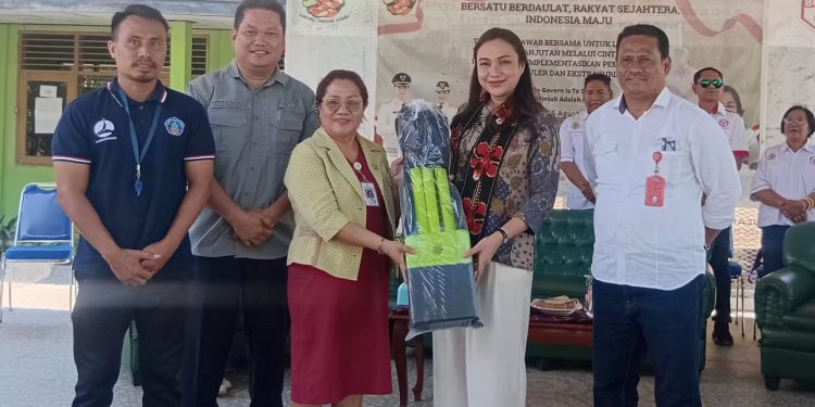 Bangkitkan Cabang Olahraga Cricket Di Kota Kupang, Wawali Beri Bantuan Alat Cricket