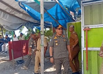 Sat Pol PP Kota Kupang Tertibkan Sejumlah Kios Di Tepi Ruas Jalan Negara