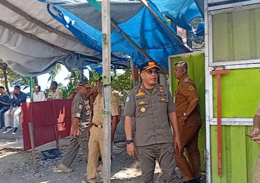 Sat Pol PP Kota Kupang Tertibkan Sejumlah Kios Di Tepi Ruas Jalan Negara