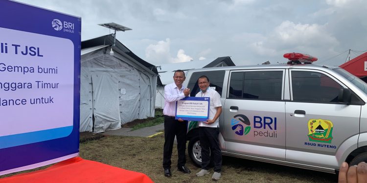 BRI Serahkan Ambulans untuk Dukung Peningkatan Layanan Kesehatan di Ruteng